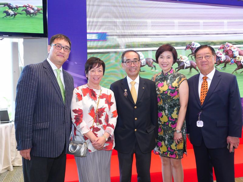 (左起)黃楚權先生、周梁淑怡女士、蒙德揚先生、莊偉茵女士及周明權先生於宴會上合照。